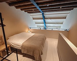 Ruime slaapkamer in Vakantiehuisje in Rhenen, Utrechtse Heuvelrug, met uitzicht op de open ruimte beneden.