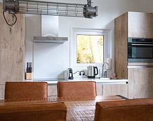Moderne keuken in Vakantiehuis De Thijmse Berg Rhenen Utrechtse Heuvelrug met houten afwerking en apparatuur.