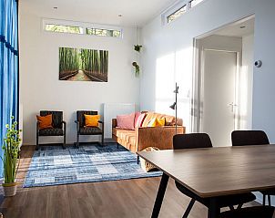 Gezellige woonkamer in Vakantiehuis De Thijmse Berg Rhenen Utrechtse Heuvelrug met kleurrijke accenten.