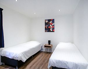 Twee eenpersoonsbedden in slaapkamer van Vakantiehuis De Thijmse Berg Rhenen Utrechtse Heuvelrug.