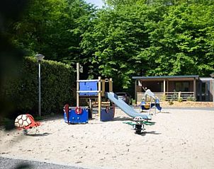 Speeltuin bij Vakantiehuis De Thijmse Berg Rhenen Utrechtse Heuvelrug met glijbaan en zandbak.