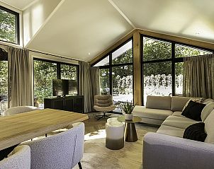 Moderne woonkamer in Vakantiehuis De Thijmse Berg, Rhenen met veel licht en uitzicht op de Utrechtse Heuvelrug.