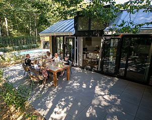 Gezellig terras bij Vakantiehuis De Thijmse Berg, Rhenen, Utrechtse Heuvelrug ideaal voor familie-etentjes.