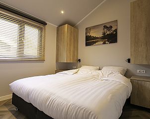 Comfortabele slaapkamer in Vakantiehuis De Thijmse Berg, Rhenen op de Utrechtse Heuvelrug met tweepersoonsbed.