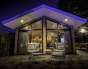 Sfeervolle avondverlichting bij Vakantiehuis De Thijmse Berg, Rhenen, Utrechtse Heuvelrug met moderne architectuur.