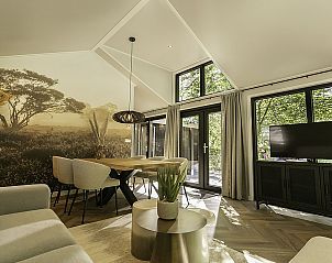 Eetruimte in Vakantiehuis De Thijmse Berg, Rhenen met moderne inrichting en uitzicht op de Utrechtse Heuvelrug.