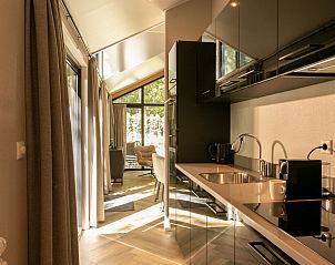 Strakke keuken in Vakantiehuis De Thijmse Berg, Rhenen met moderne apparatuur en uitzicht op de Utrechtse Heuvelrug.