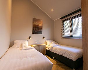 Knusse slaapkamer met twee eenpersoonsbedden in Vakantiehuis De Thijmse Berg, Rhenen, Utrechtse Heuvelrug.