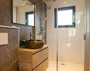Moderne badkamer met luxe afwerking in Vakantiehuis De Thijmse Berg, Rhenen, Utrechtse Heuvelrug.