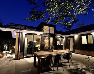 Avondzicht op terras en zwembad bij Vakantiehuis De Thijmse Berg, Rhenen, Utrechtse Heuvelrug.