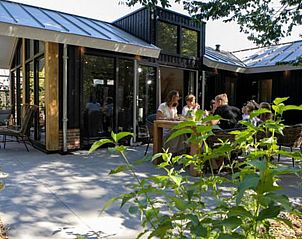Buiten dineren op het terras bij Vakantiehuis De Thijmse Berg, Rhenen, Utrechtse Heuvelrug.