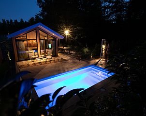 Verlichte avondomgeving bij Vakantiehuis De Thijmse Berg, Rhenen, Utrechtse Heuvelrug.