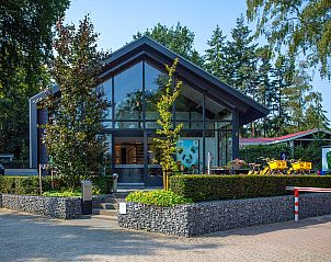 Ingang van Vakantiehuis De Thijmse Berg, Rhenen, Utrechtse Heuvelrug met moderne architectuur.