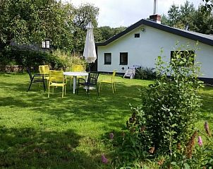 Geniet van de tuin bij Vakantiehuis in Rhenen, Utrechtse Heuvelrug met comfortabele zitjes.
