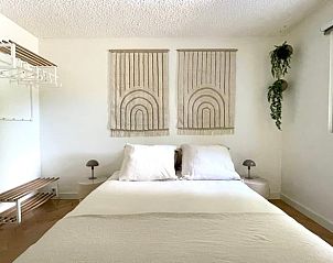 Gezellige slaapkamer in Huisje in Rhenen, Utrechtse Heuvelrug met modern interieur en comfortabele bedden.