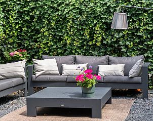 Gezellige loungehoek op terras van Huisje in Rhenen, Utrechtse Heuvelrug, met comfortabele zitplaatsen.