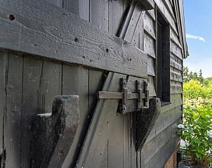 Authentieke houten details van Huisje in Rhenen, Utrechtse Heuvelrug, in een groene omgeving.