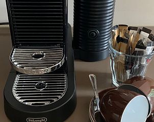 Moderne koffieapparaat in Huisje in Rhenen, Utrechtse Heuvelrug, voor heerlijke koffie momenten.