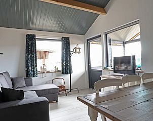 Gezellige woonkamer van Vakantiehuis in Achterveld, Utrechtse Heuvelrug, met comfortabele zithoek en eetruimte voor een ontspannen verblijf.