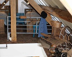 Slaaploft met rustieke details in Vakantiehuisje in Achterveld, Utrechtse Heuvelrug, Utrecht.