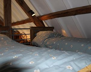 Gezellige slaapkamer met houten balken in Vakantiehuisje in Achterveld, Utrechtse Heuvelrug, Utrecht.