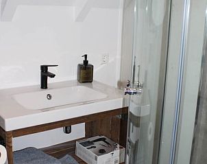 Moderne wastafel in badkamer van Vakantiehuisje in Achterveld, Utrechtse Heuvelrug, Utrecht.