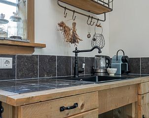 Rustieke keuken in vakantiehuisje in Maarsbergen met houten afwerking, Utrechtse Heuvelrug.