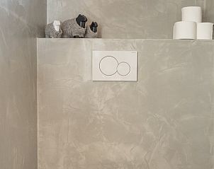 Stijlvolle badkamerdetails in vakantiehuisje in Maarsbergen, Utrechtse Heuvelrug.