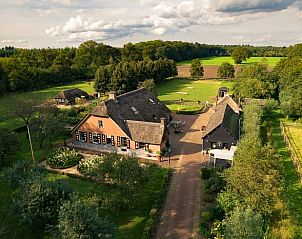 Luchtfoto van vakantiehuisje in Maarsbergen omgeven door natuur, Utrechtse Heuvelrug.