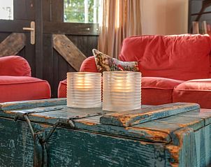 Gezellige zithoek met kaarslicht in vakantiehuisje in Maarsbergen, Utrechtse Heuvelrug.