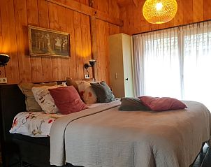 Comfortabele slaapkamer in Vakantiehuisje in Maarsbergen met houten interieur op de Utrechtse Heuvelrug.