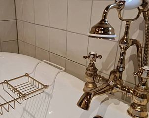 Stijlvolle badkamer in Vakantiehuisje in Maarsbergen met klassieke kranen op de Utrechtse Heuvelrug.
