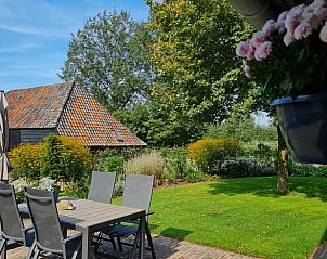 Zonnig terras bij Vakantiehuisje in Maarsbergen met uitzicht op de tuin op de Utrechtse Heuvelrug.