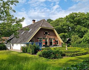 Historisch gebouw bij Vakantiehuisje in Maarsbergen te midden van groene velden op de Utrechtse Heuvelrug.