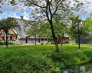 Uitzicht op Vakantiehuisje in Maarsbergen met groene weiden op de Utrechtse Heuvelrug.