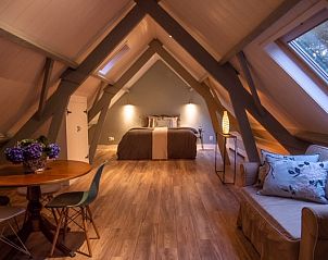 Gezellige slaapkamer met houten accenten in guesthouse Splintervelt, Breukelen, Utrecht.