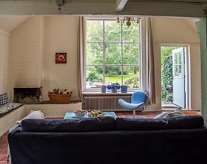 Lichte woonkamer met uitzicht op de tuin in guesthouse Splintervelt, Breukelen, Utrecht.