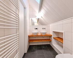 Moderne badkamer met dubbele wastafel in guesthouse Splintervelt, vakantiehuis in Breukelen, Utrecht.