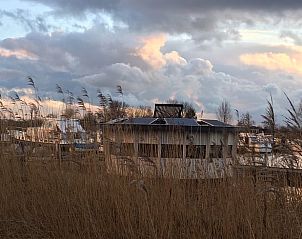 Geniet van een serene zonsondergang bij Huisje in IJsselstein, een vakantiehuis in de natuur van IJsselstein, Utrecht.