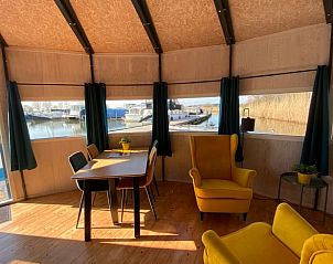 Gezellige binnenruimte van Huisje in IJsselstein, Utrecht met uitzicht op de haven. Perfect vakantiehuis voor ontspanning en natuurbeleving.