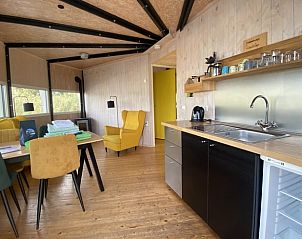 Gezellige binnenruimte van Huisje in IJsselstein, Utrecht. Vakantiehuis met moderne keuken en knusse zithoek voor een ontspannen verblijf.