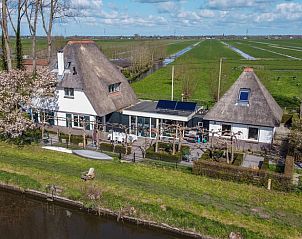 Reetgedecktes Ferienhaus in Hekendorp, Utrecht, umgeben von ppiger Natur und weiten Feldern fr ein ruhiges Urlaubserlebnis.