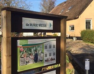 Informatiebord bij Huisje in Oudewater, vakantiehuis in Utrecht met lokale attracties en QR-codes.