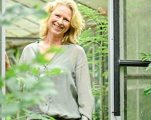 Vriendelijke gastvrouw bij Huisje in Oudewater, vakantiewoning in Utrecht geniet van de groene omgeving.