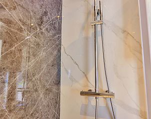 Luxe regendouche in Tiny house 3 persoons, vakantiehuis in Lexmond, Utrecht.