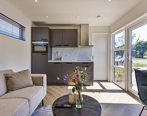 Zithoek met uitzicht in Tiny house 3 persoons, vakantiehuis in Lexmond, Utrecht.