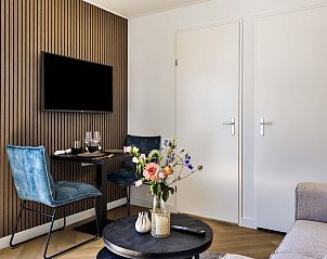 Eethoek met bloemen in Tiny house 3 persoons, Lexmond, Utrecht.