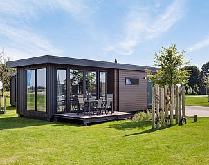 Charmante vakantieaccommodatie Riviera in Lexmond met terras en groene omgeving.