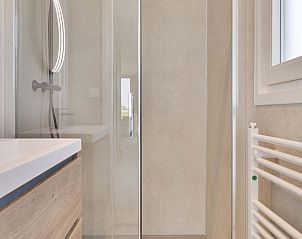 Luxe douche in Riviera vakantieaccommodatie Lexmond, Utrecht met glazen deur.