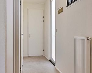 Heldere gang in Riviera vakantiehuis Lexmond, Utrecht met moderne afwerking.